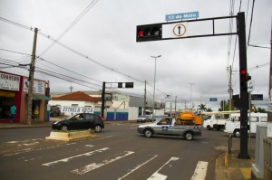 Inicia na quarta-feira (11) os serviços de revitalização da estrutura física semafórica da avenida Eduardo Zahran, contemplando a troca de cabeamento, aterramento, grupo focal, colunas e braços. (Foto: Marlon Ganassin)