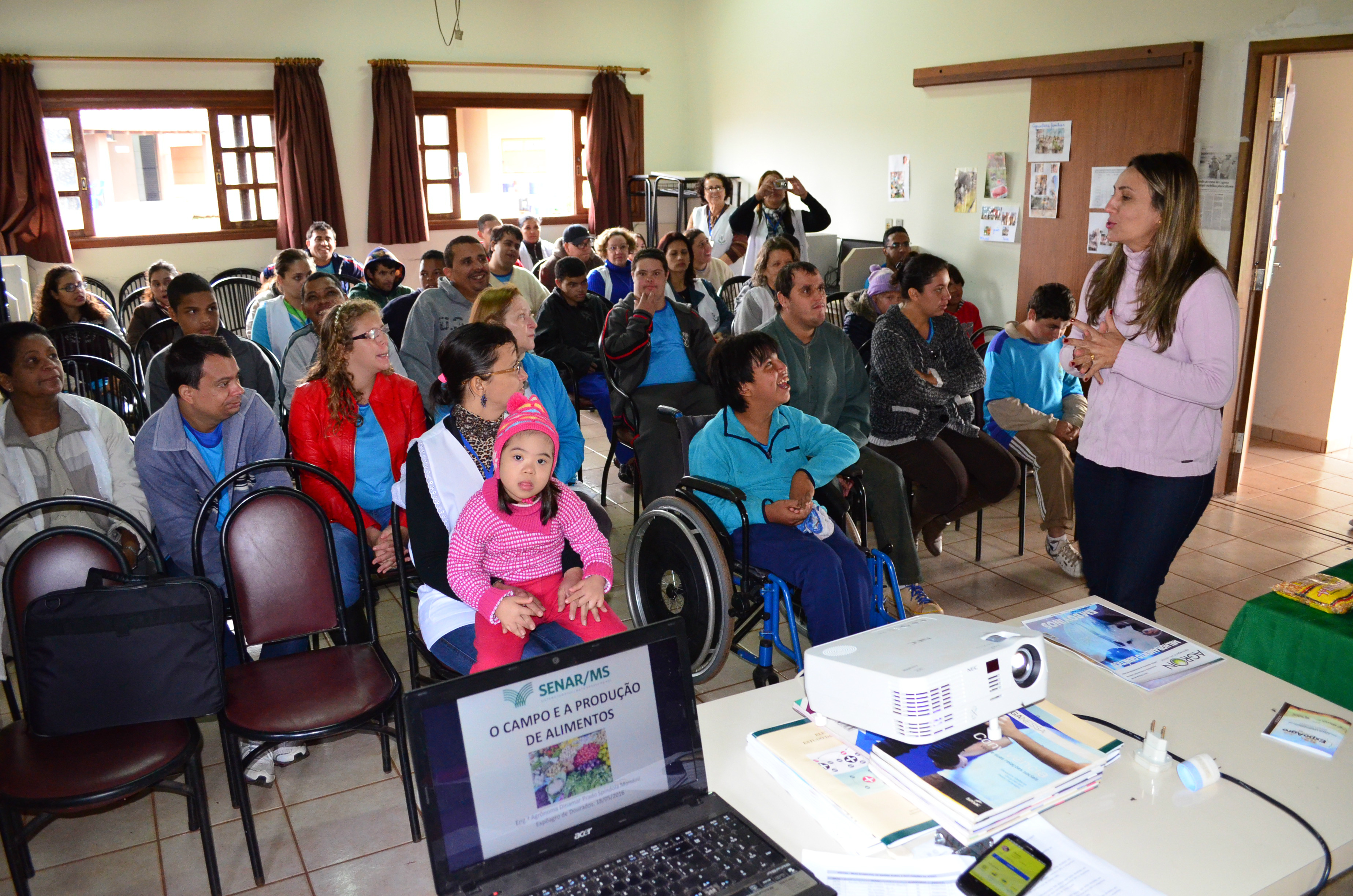 Alunos da APAE visitam Expoagro e aprendem um pouco mais sobre o pequeno produtor, via Senar / MS com a instrutora Dinamar (Foto: Eliel Oliveira)