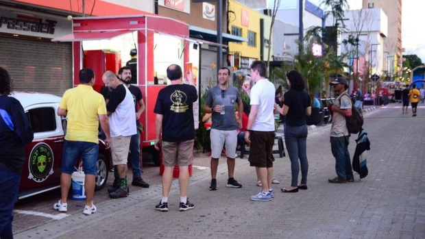 Reviva Cultura terá show com dupla sertaneja e mostra de carros antigos