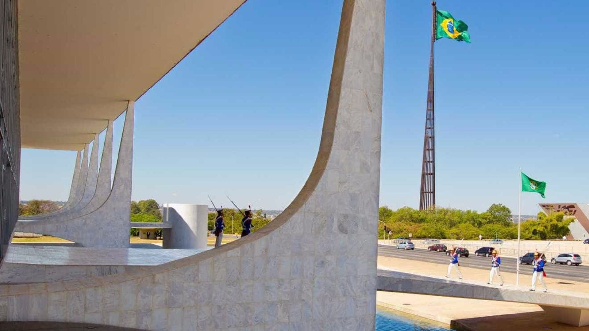 Temer exonera ministros para votação da 2ª denúncia na Câmara