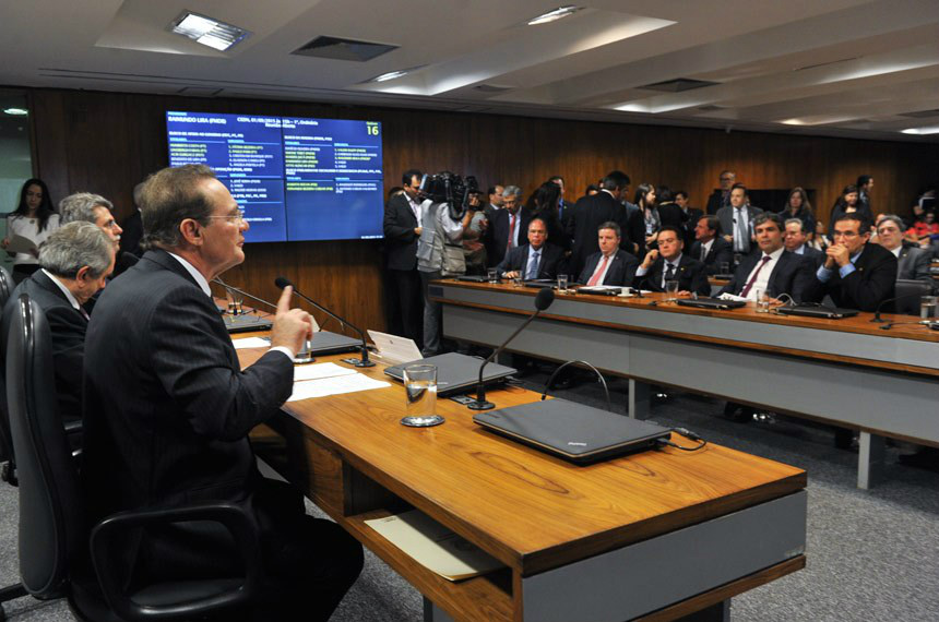 Renan Calheiros, aqui na primeira reunião de trabalho da Comissão Especial do Desenvolvimento Nacional, em 2015, quer redefinir as prioridades com os líderes partidários (Foto:Jane Araújo/Agência Senado)