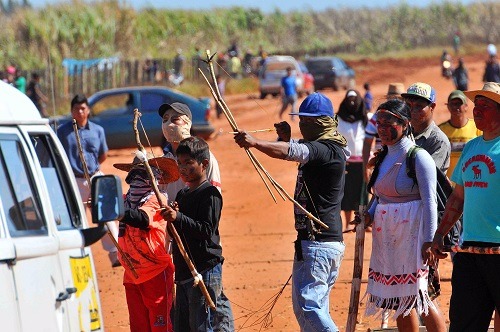 Índios durante bloqueio em área rural de Caarapó, em 2016 - Foto: Valdenir Rezende
