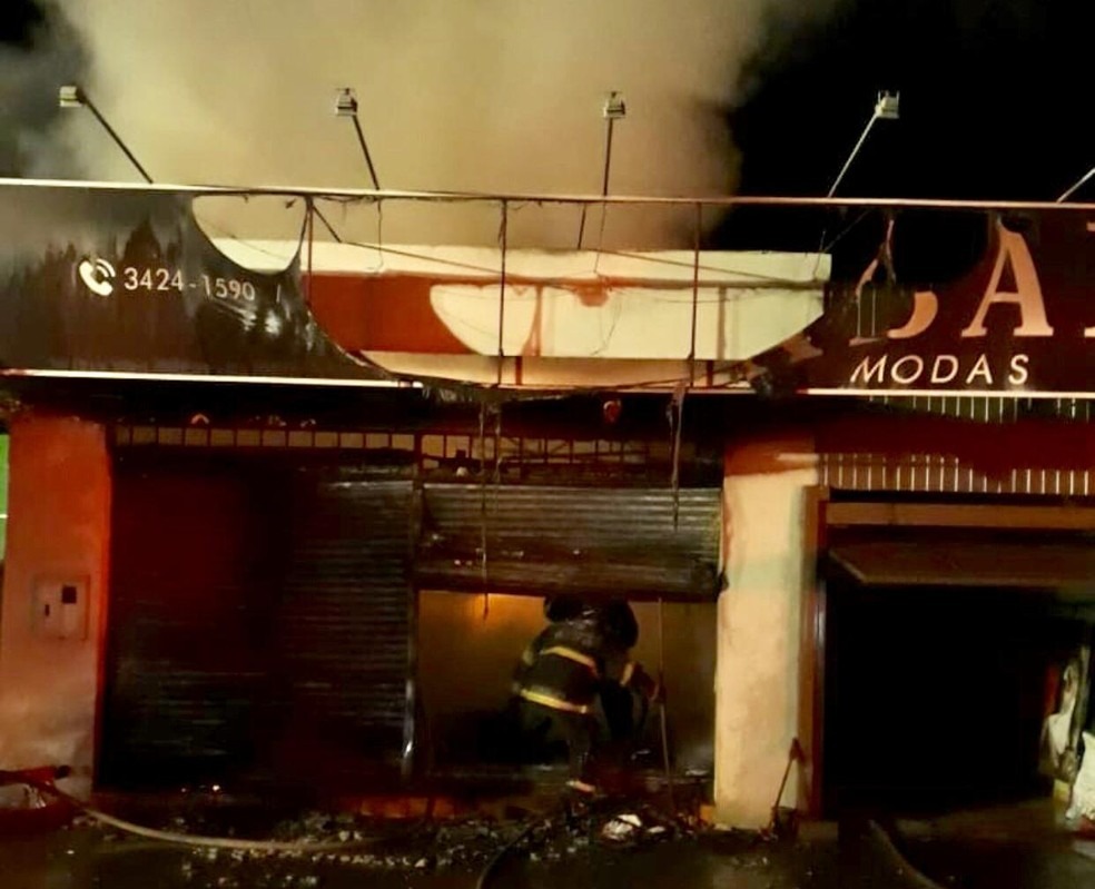 Incêndio destrói interior de loja de roupas em Dourados Prejuízo estimado em R$ 500 mil. Corpo de Bombeiros