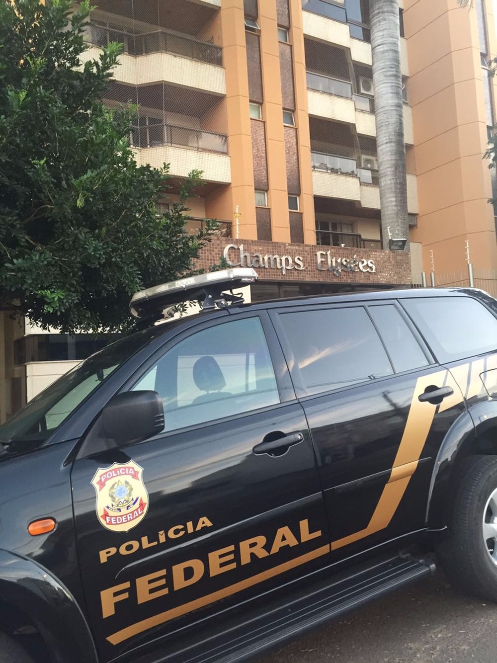 Viatura da PF na residência do ex-governador André Puccinelli durante quarta fase da operação Lama Asfáltica em MS (Foto: Claudia Gaighe)