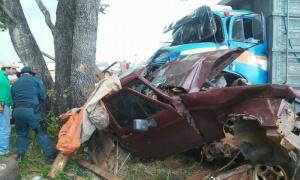 Caminhão perde controle em curva, atinge caminhonte e pecuarista morre Caminhonete ficou prensada contra uma árvore e Roney morreu no local (Foto: Divulgação/PM)
