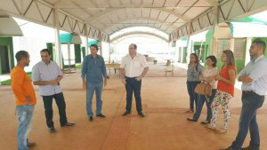 Zanata é atendido e ensino médio de Indápolis será em escola nova Foto: Divulgação
Silas reunido com Juari e Nei, da Educação no Estado, e as diretoras Marilda e Aline tratando do funcionamento da Escola Joaquim Vaz de Oliveira, em Indápolis