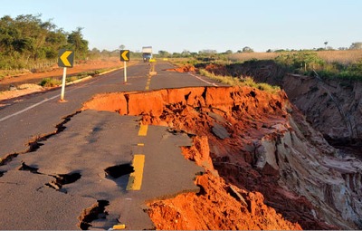 Governo investe R$ 38,5 milhões em projetos para viabilizar obras Depois de chuvas fortes entre final de 2015 e início de 2016, MS-180 ruiu, meses depois de ter sido inaugurada - Foto: Valdenir Rezende/Correio do Estado