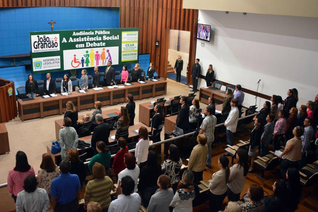 Autoridades e especialistas participaram de debate no plenário Deputado Júlio Maia (Foto:Roberto Higa)