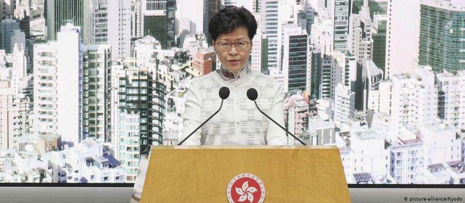 Hong Kong recua sobre lei que permite extradições para China Carrie Lam anuncia suspensão de projeto de lei, cedendo à pressão interna e das ruas. Foto: DW / Deutsche Welle