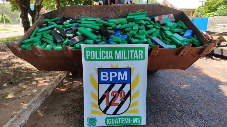 Polícia Militar apreende 820 kg de maconha em caminhão furtado Divulgação/PM