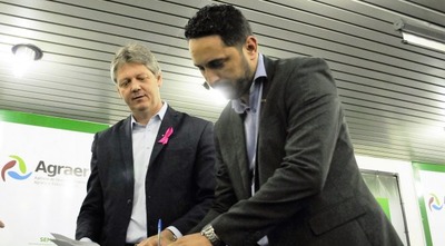 Com apoio do Governo, projeto leva formação empresarial a jovens empreendedores Secretário da Semagro, Jaime Verruck, e o presidente da AJE/MS, Sullivan Vareiro, assinam convênio para implantação do projeto.