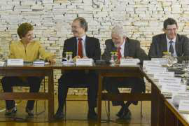 Governo Dilma aperta o cinto do contribuinte sem apertar o próprio José Cruz Presidente Dilma Rousseff durante reunião ministerial.