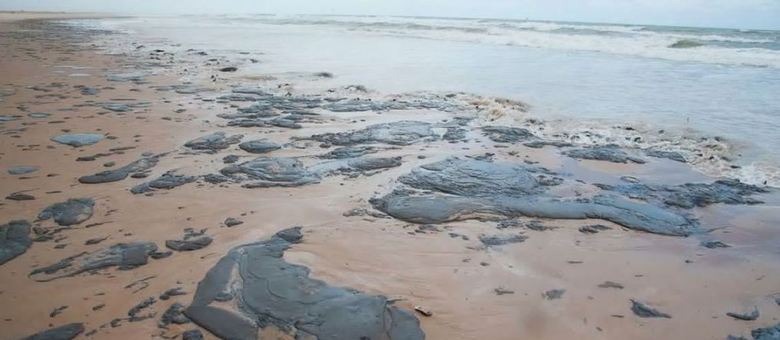 Investigações identificam óleo venezuelano em praias do Nordeste Poluente já foi identificado em mais de 130 pontos no litoral dos oito estados..Adema/Governo de Sergipe