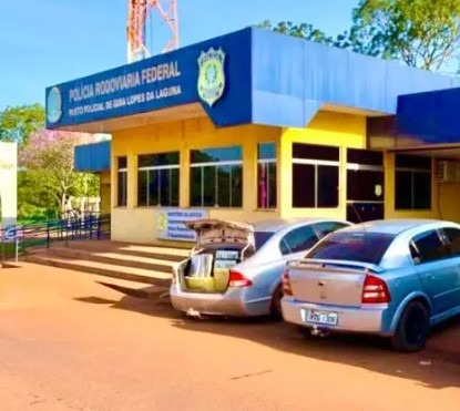 Traficante abandona carro com mais de 250 quilos de maconha Divulgação