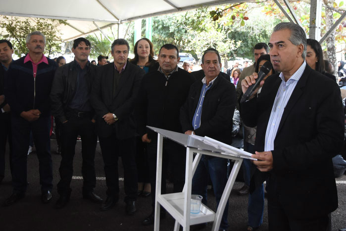 Governador Reinaldo Azambuja durante ato de ajuda aos municipios atingidos por chuvas (Foto:Jessica Barbosa)