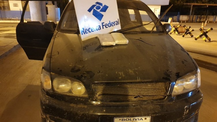 Bolivianos são presos ao tentar passar pela fronteira com 2,2 quilos de cocaína Tabletes de droga estavam sob o tapete de veículo. Diário Corumbaense