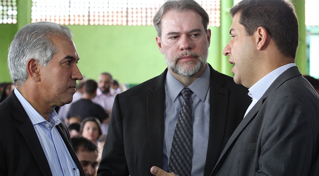 Programa inovador de MS será replicado em outros estados, diz Toffoli Ministro Dias Toffoli (centro) com o governador Reinaldo Azambuja e o juiz Albino Coimbra. Chico Ribeiro