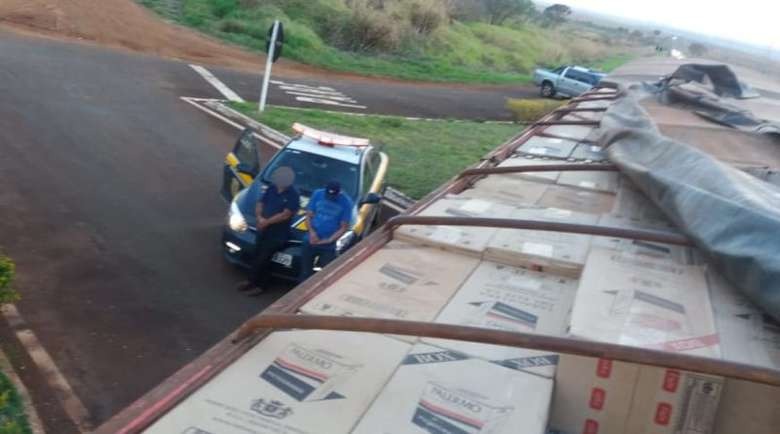 PRF apreende 800 mil maços de cigarros na BR-463 PRF apreende 800 mil maços de cigarros na BR-463