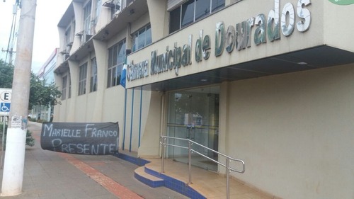 Faixa fixada por populares lembra morte de vereadora do Rio de janeiro / Foto: João Pires
