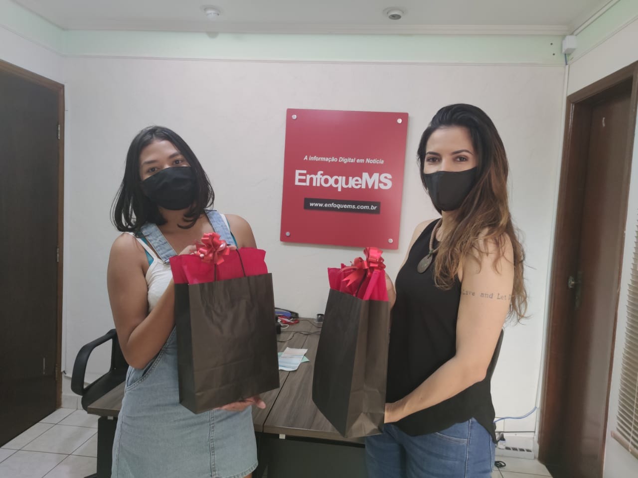 No Dia dos Namorados investir em produtos sensuais pode dar um UP na relação Ganhadora do sorteio, Lesly e a empreendedora Kerllen.
Foto/Divulgação