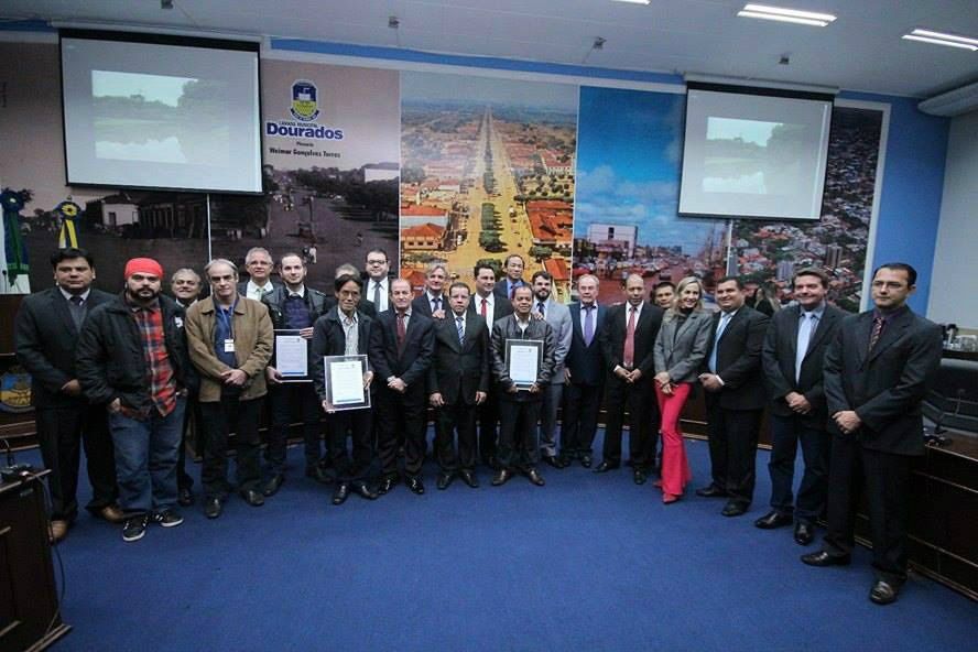 Os fotógrafos vencedores da primeira edição do Prêmio Jaguaribe em foto oficial com os vereadores (Fotos – Thiago Morais)