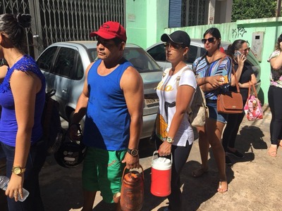 Estudante e pintor levaram garrafa térmica para enfrentar 'fila da biometria' (Foto: Graziela Rezende/G1 MS)
