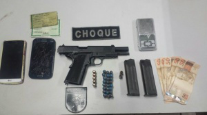 Material apreendido com o autor durante ação do Choque. (Foto: Divulgação)