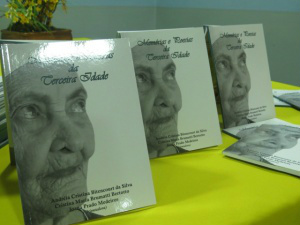 Livro conta a história de vida de 11 idosos em Dourados O lançamento foi realizado no Cras do Jardim Água Boa-Foto: Joandra Alves