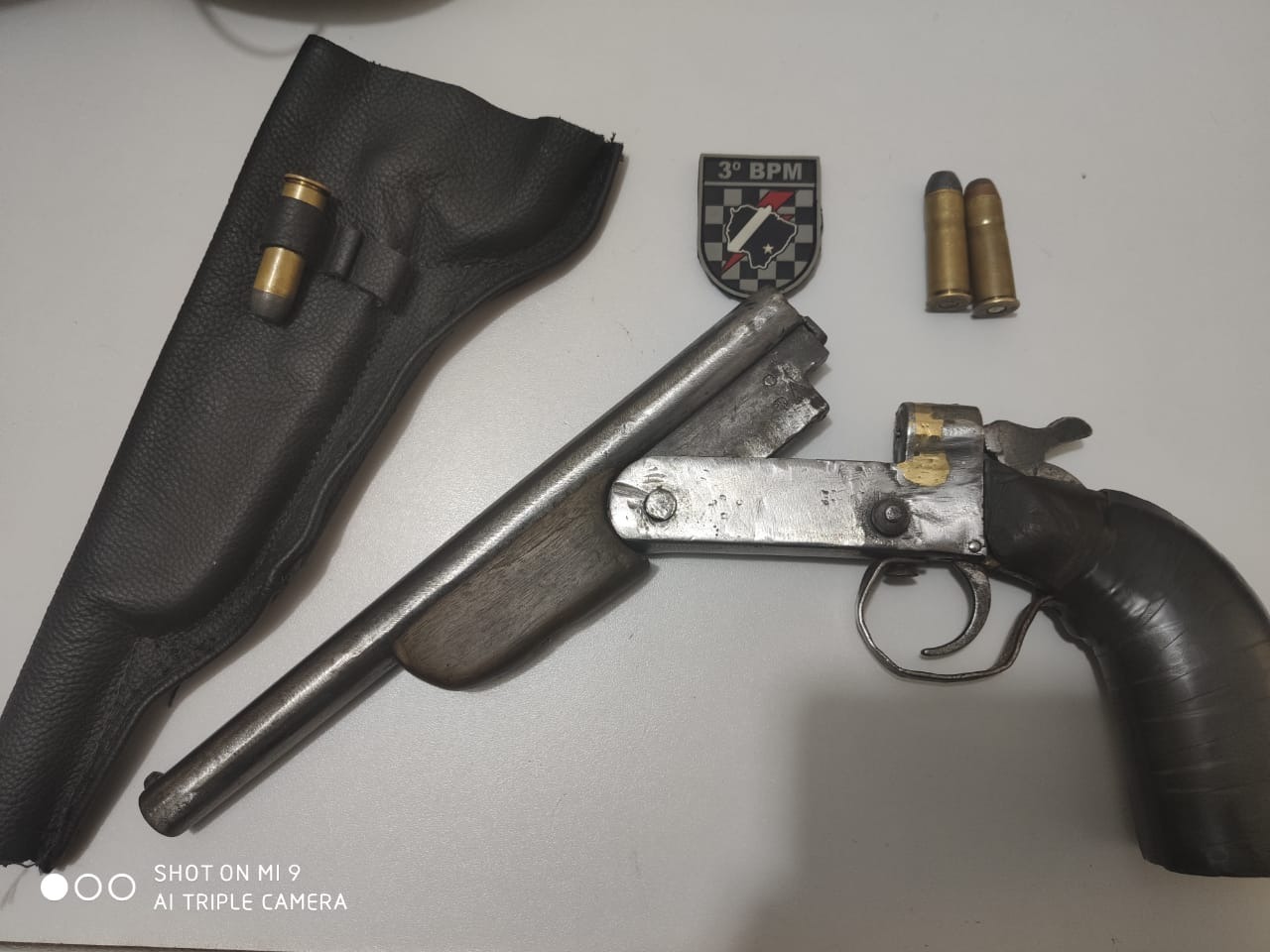 Trio é preso com arma adaptada para o calibre 44 Trio é preso com arma adaptada para o calibre 44