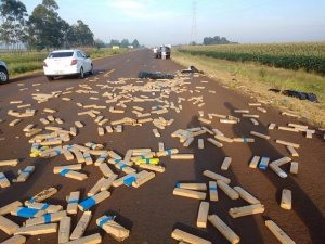 A droga ficou espalhada na BR463 entre Dourados e Ponta Porã. Foto: Osvaldo Duarte.