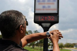 Descartada a prorrogação, no próximo dia 22, relógios serão atrasados em uma hora. (Foto: Agência Brasil)