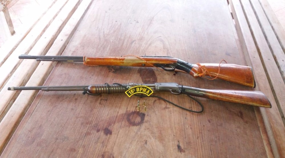 Rifles apreendidos com indígena em Bela Vista (Foto: PMA/Divulgação)