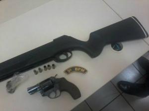 Espingarda de pressão e revólver calibre 38 foram apreendidos - Foto: Osvaldo Duarte