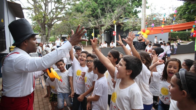 No mês das crianças, FAC promove dia especial em entidades assistenciais e escolas No mês das crianças, FAC promove dia especial em entidades assistenciais e escolas