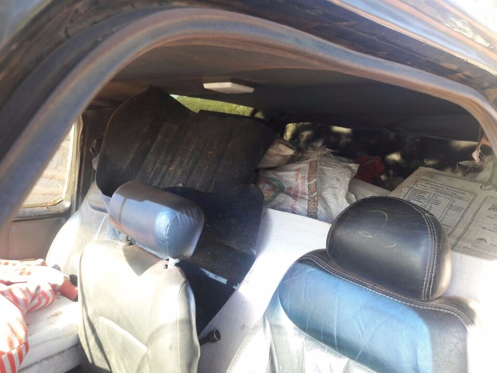 Tabletes de maconha lotaram caminhonete; apreensão foi em Dourados (Foto: DOF/ Divulgação)