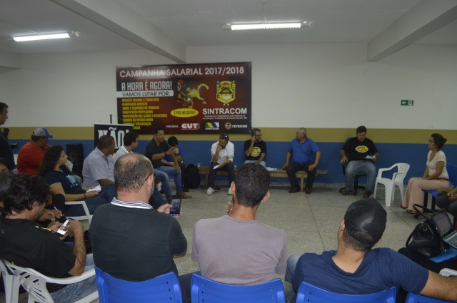 Lideranças sindicais se reúnem para definir estratégias de mobilização (Foto: divulgação)