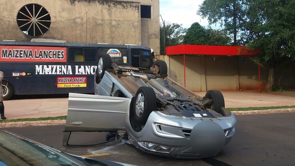 Carro ficou capotado no meio da avenida Bom Pastor (Foto: Nathália Rabelo)