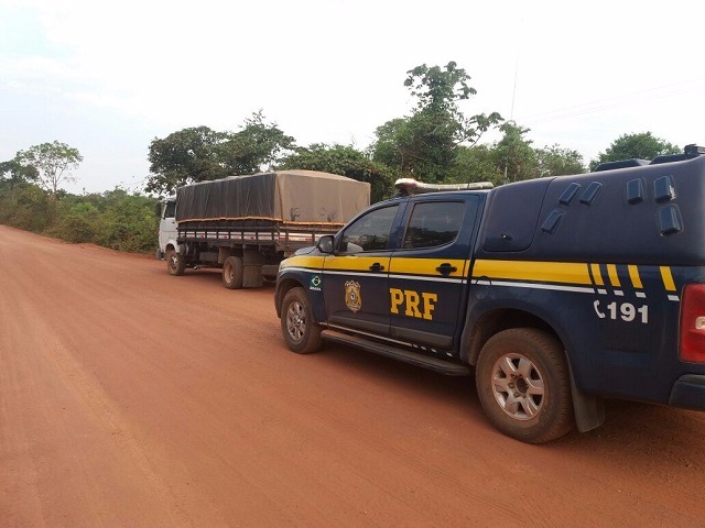 PRF apreende 100 mil maços de cigarros contrabandeados do Paraguai