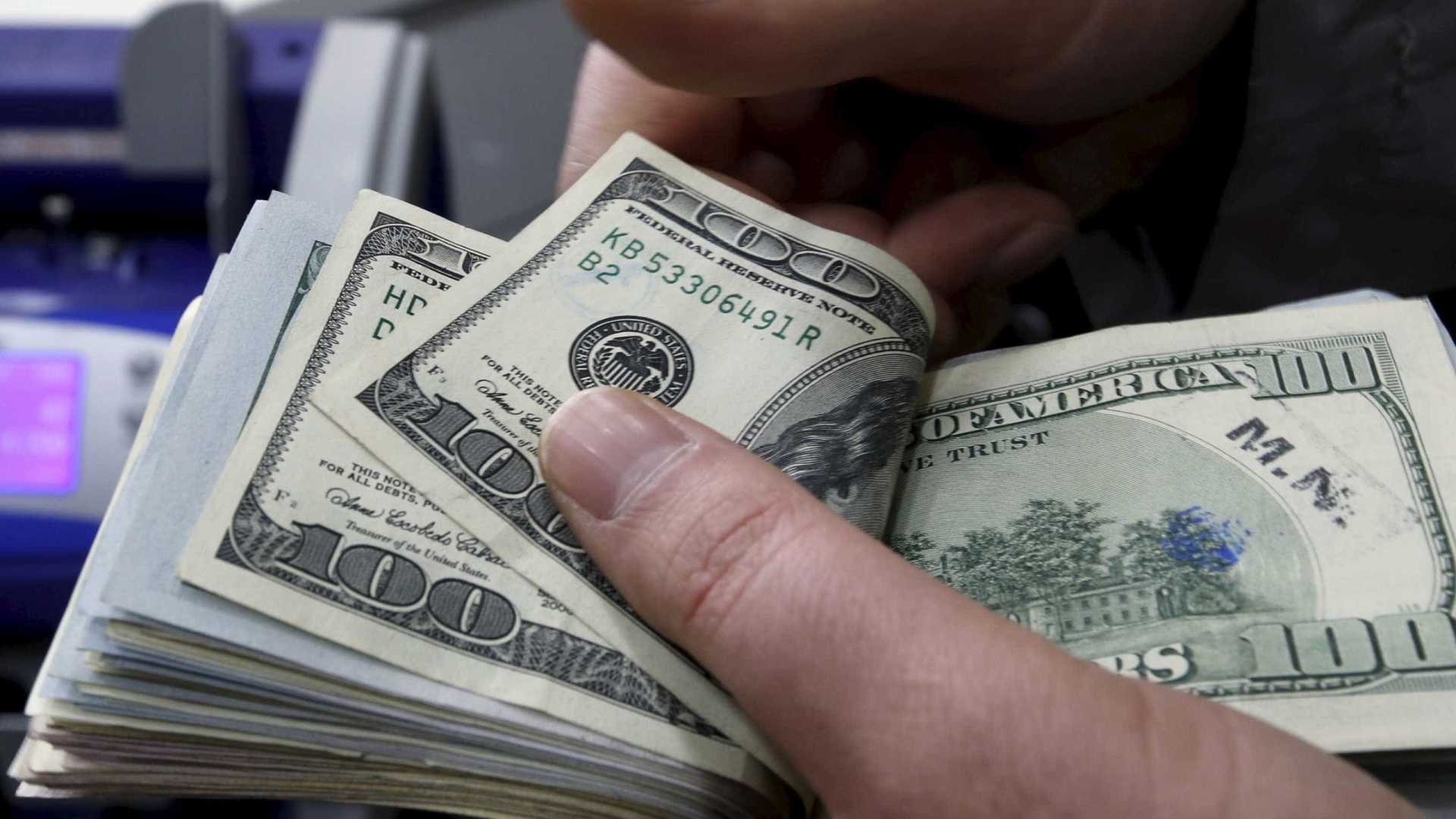 Dólar fecha 4ª semana seguida de alta sobre o real de olho em cena externa