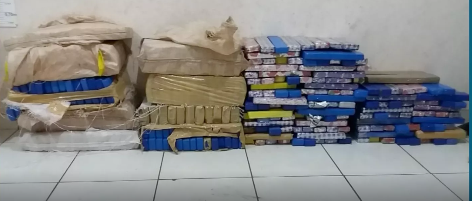 PRF prende homem com 250 quilos de maconha na BR-262 PRF prende homem com 250 quilos de maconha na BR-262