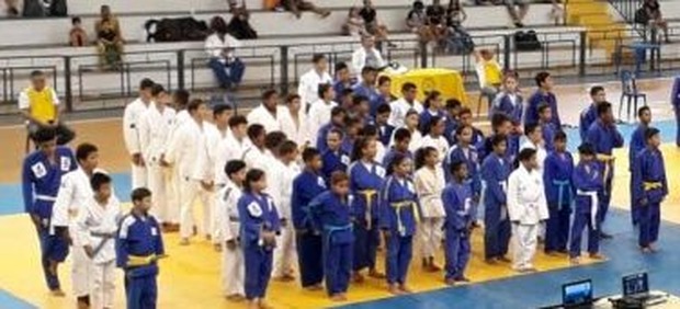 Crianças do projeto Jacques da Luz e Ayrton Senna recebem novos kimonos de Judô