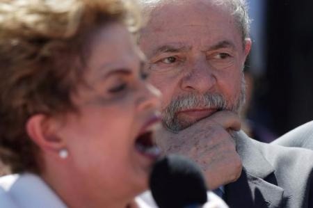 Ex-presidentes Dilma Rousseff e Luiz Inácio Lula da Silva12/05/2016
REUTERS/Ueslei Marcelino