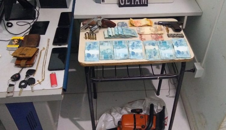 Polícia Militar prende dupla com arma e mais de R$ 13 mil Polícia Militar prende dupla com arma e mais de R$ 13 mil