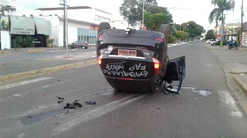Homem capota o carro e fica preso às ferragens em Ponta Porã Foto: Pora News