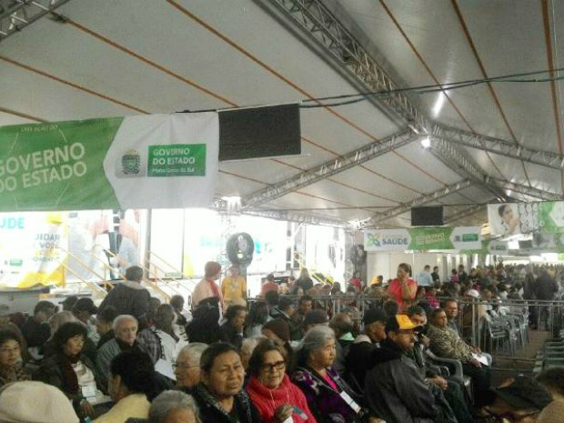 Grande número de pessoas procurou o centro de eventos Albano Franco no último dia da Caravana da Saúde (Foto: Flávia Galdiole/TV Morena)
