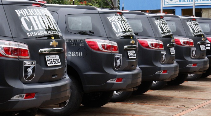Motorista bêbado só para após polícia atirar em pneu do carro