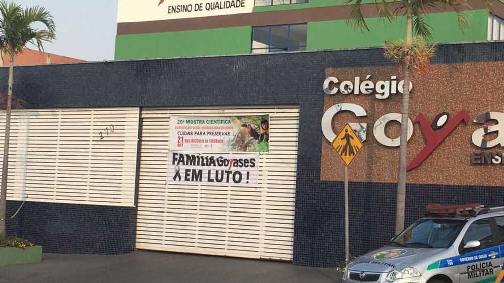 Mensagem de luto é afixada no portão do Colégio Goyases (Foto: Sílvio Túlio)