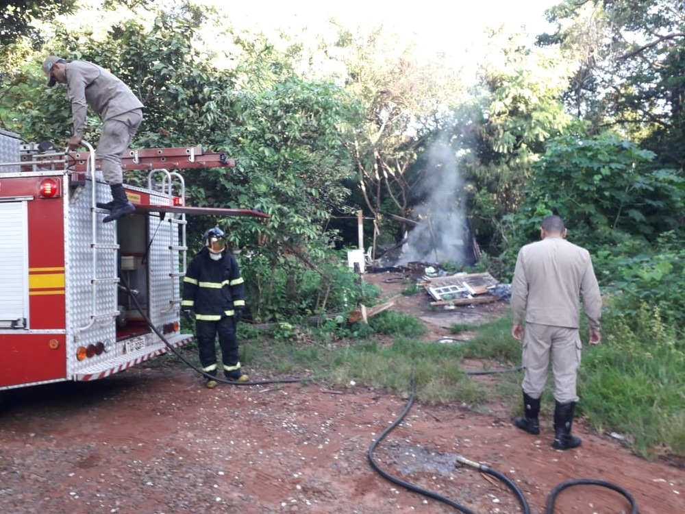Bombeiros utilizaram 500 litros de água para conter o incêndio. Osvaldo Nóbrega/TV Morena