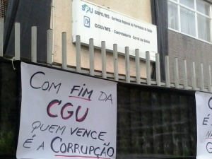 Cartaz colado em frente a sede da CGU em MS em manifesto de servidores. (Foto: Direto das Ruas)
