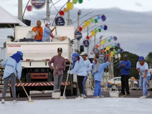 Operários trabalham na avenida do samba para receber o desfile das escolas (Foto: Divulgação)
